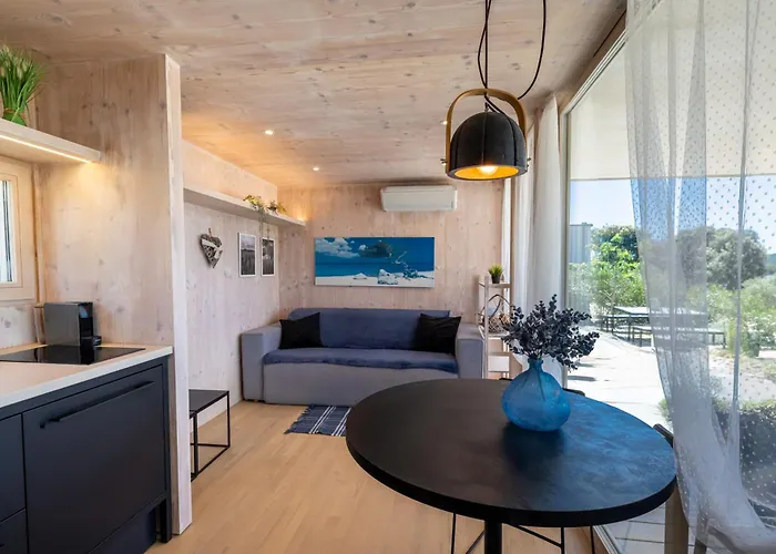Apartman Buqez - 13 *